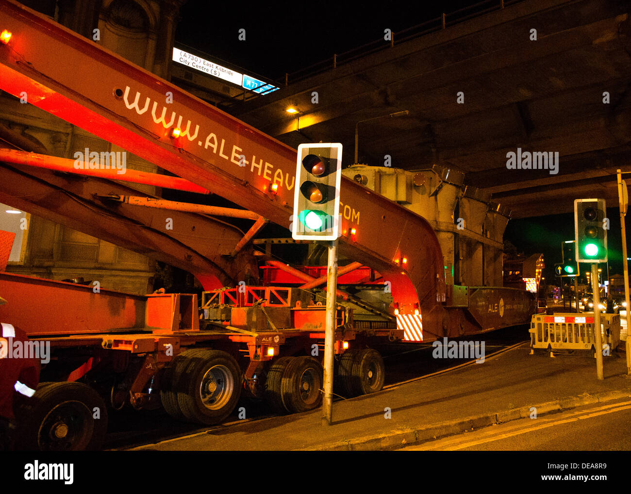 Glasgow, Ecosse, Royaume-Uni. 14e Août, 2013. Transport de 175 tonnes de transformateur haute tension à travers les rues par transporteur spécialisé ALE-Heavylift. Le voyage vers les docks a pris 2 nuits, 13 & 14 septembre 2013. On voit ici sur la 2ème nuit passant sous la M8 à Paisley Road à 23:30h © Graham Eva/Alamy Live News © Graham Eva/Alamy Live News Banque D'Images