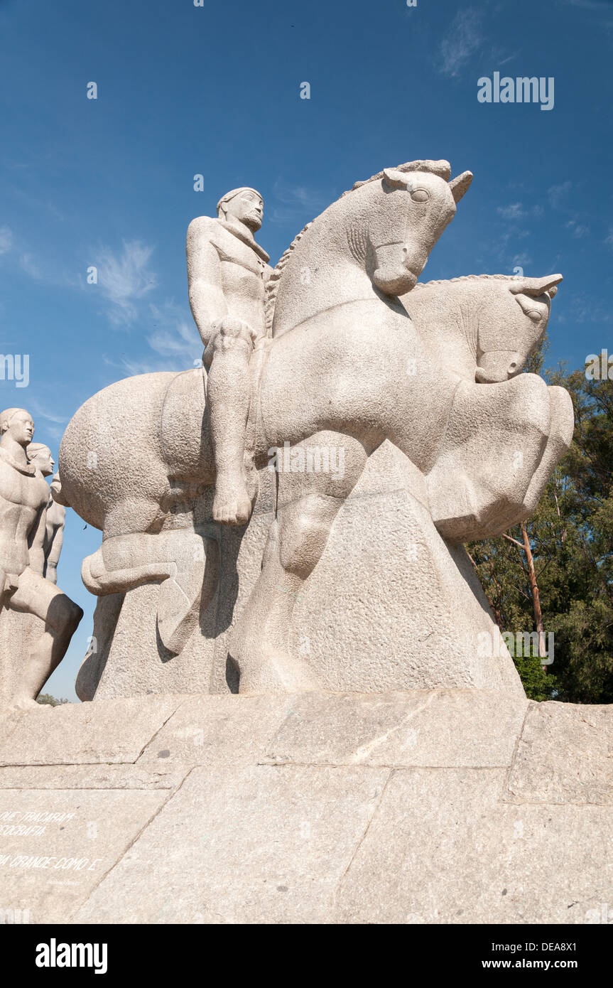 Le Monument Bandeiras dans le parc Ibirapuera, Sao Paulo, Brésil. Banque D'Images