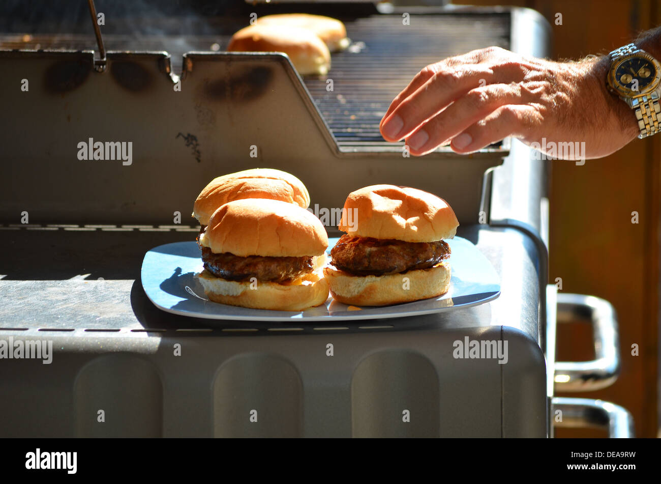 Backyard BBQ, hamburgers sur charbon de bois. Banque D'Images