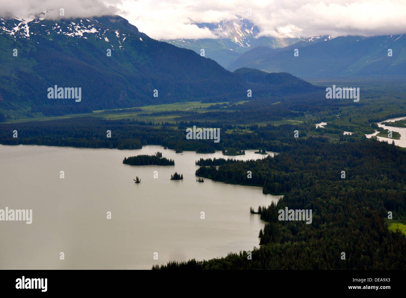 AK Alaska Juneau Alaska nuage nuages forest lake mountain mountains à l'extérieur de la rivière à l'extérieur de l'été 2011 de l'eau arbre arbres Banque D'Images