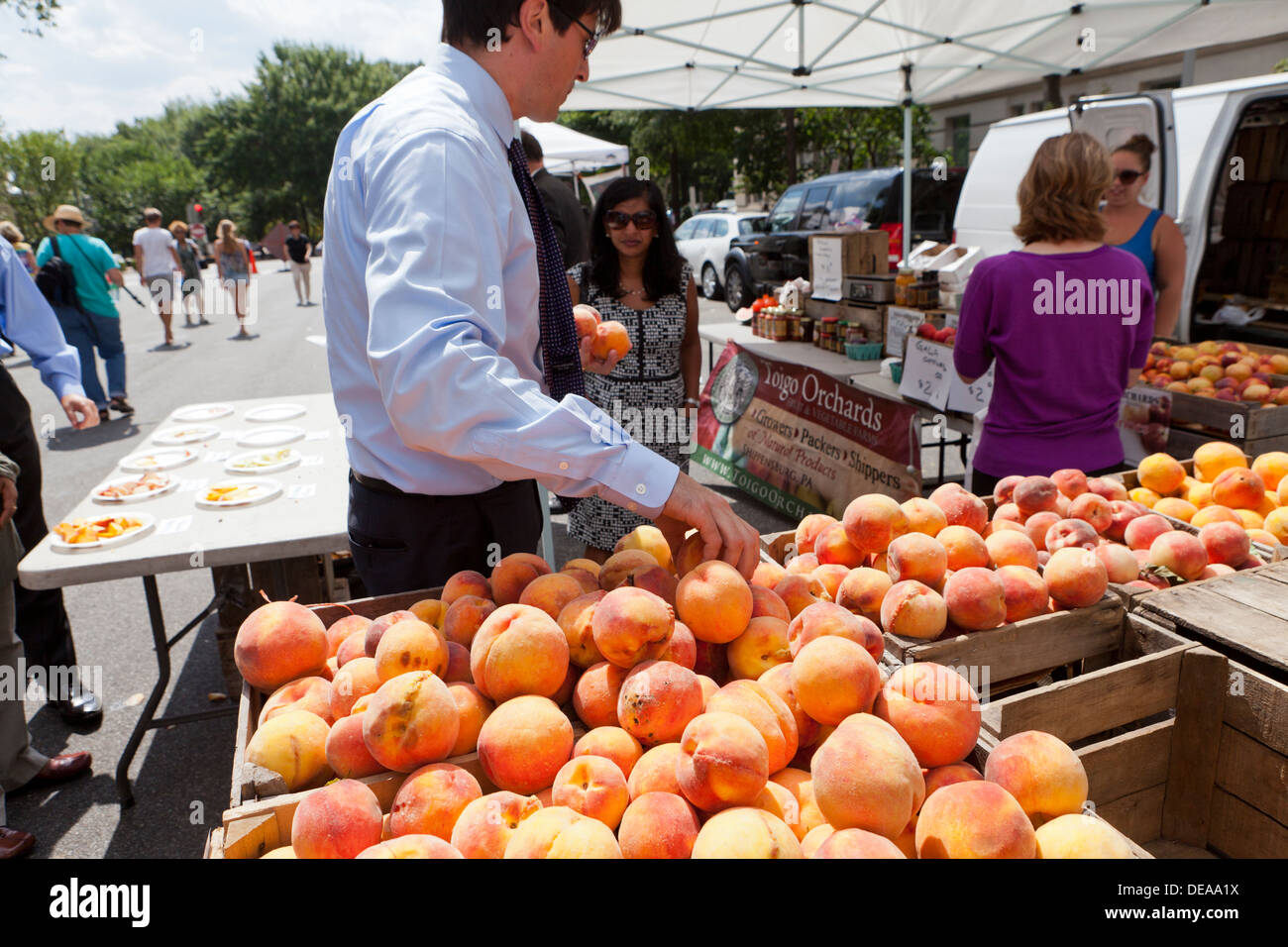 L'homme d'acheter des fruits au marché de fermiers - Washington, DC USA Banque D'Images