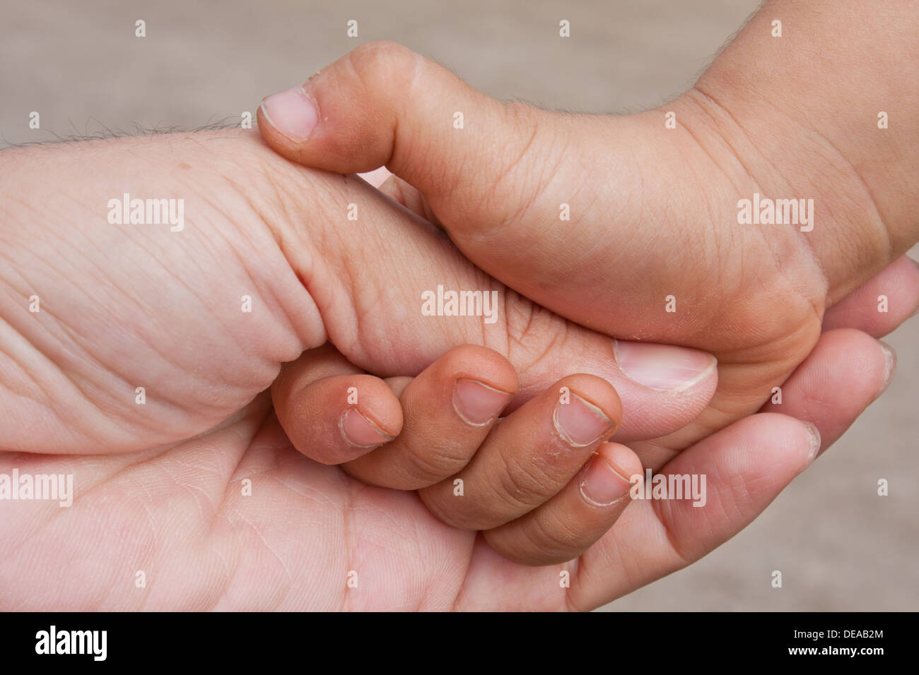 L'aide du bras soins du corps caresse bébé enfant enfance famille père  confort main doigt ongle du pouce geste fragile tendresse Photo Stock -  Alamy