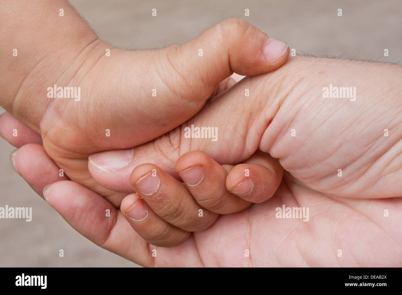 L'aide du bras soins du corps caresse bébé enfant enfance famille père  confort main doigt ongle du pouce geste fragile tendresse Photo Stock -  Alamy