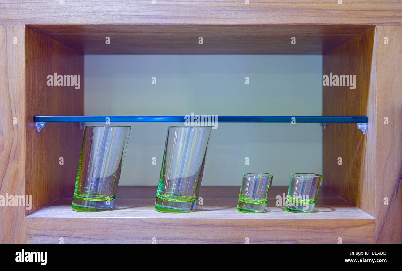 Quatre verres obliques en bois verre cas Banque D'Images