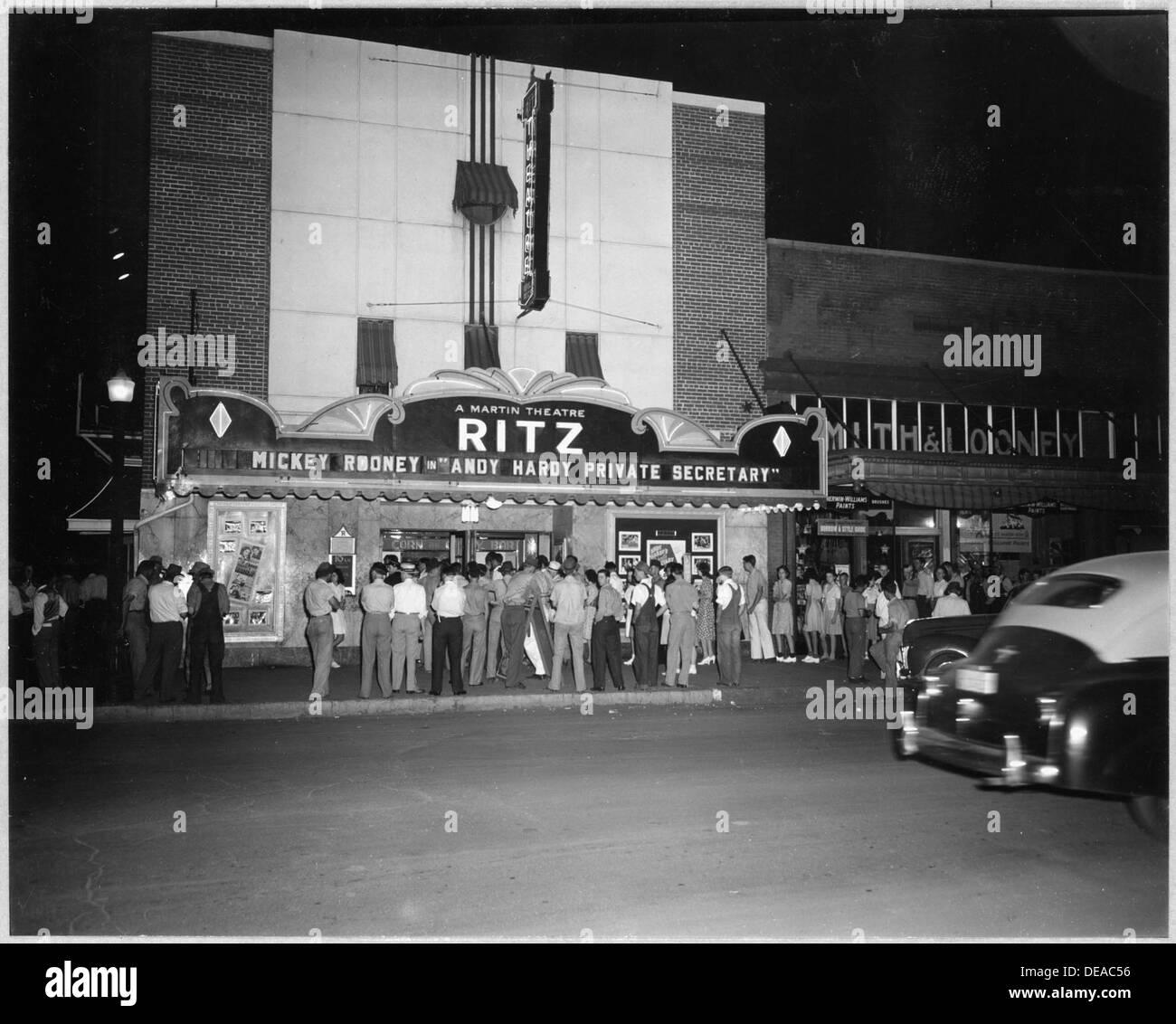 Cette image montre de nouveaux ouvriers dans un théâtre à Sylacauga, Alabama, pour un spectacle de minuit. La photographie reflète la vie sociale et le divertissement à une époque particulière dans la région. Banque D'Images