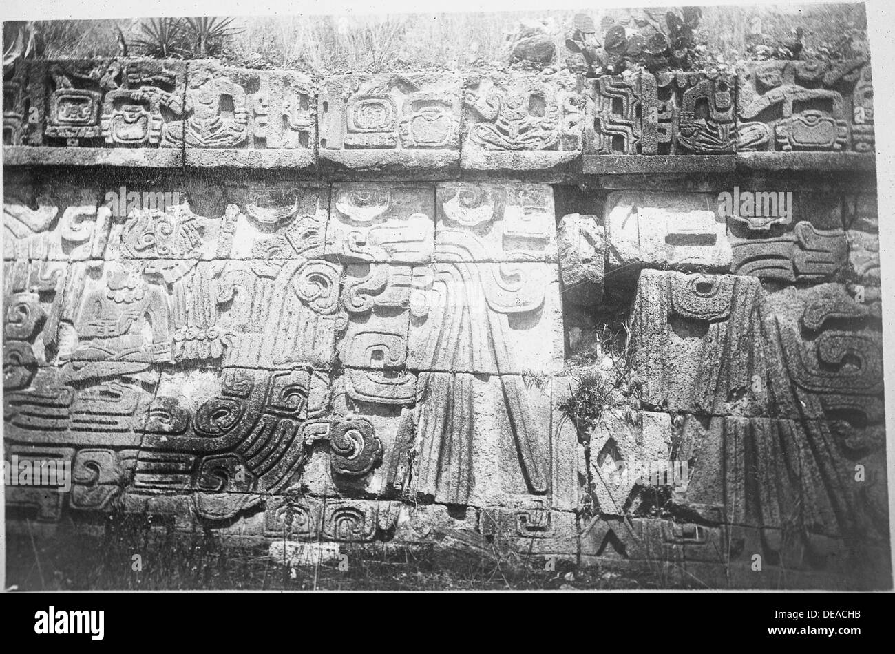 Une vue rapprochée des murs de ruines au Mexique ou en Amérique centrale, mettant en valeur l'architecture ancienne et les techniques de construction des civilisations historiques de la région. Banque D'Images Une vue rapprochée des murs de ruines au Mexique ou en Amérique centrale, mettant en valeur l'architecture ancienne et les techniques de construction des civilisations historiques de la région. Banque D'Images