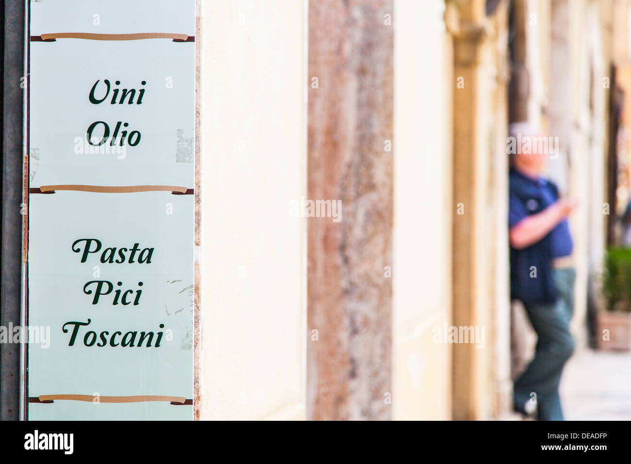 La région Toscane, en Italie. Une pancarte avec une liste d'aliments typiques italiens Banque D'Images