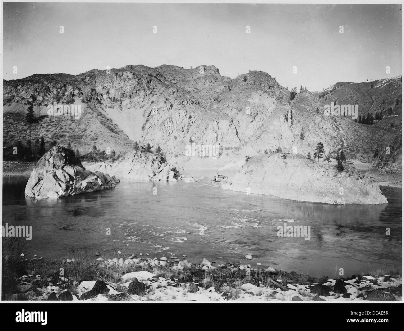 Un bateau navigue sur le fleuve Columbia près de Hell Gate, en passant des rochers sur sa droite. Hell Gate est un passage étroit et rocheux avec une route de navigation difficile. Banque D'Images