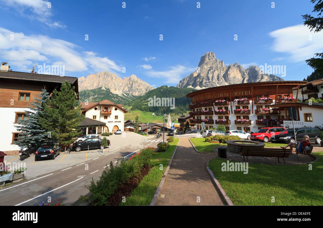 Vue de Corvara, petite ville dans la vallée de Badia, Alto Adige, Italie Banque D'Images