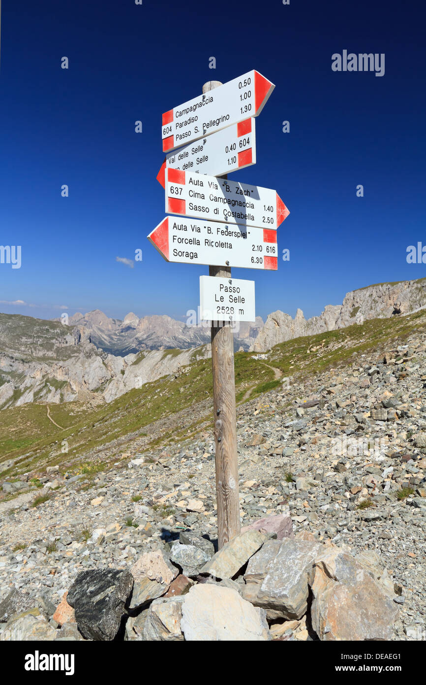 Directions pour le trekking dans les Dolomites italiennes, col Selle Banque D'Images