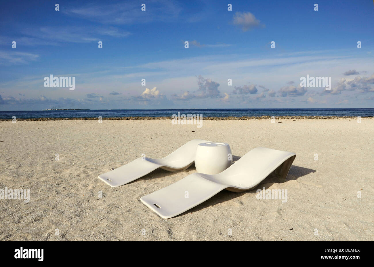 Deux chaises longues sur une plage tropicale préservée, Maldives, océan Indien Banque D'Images