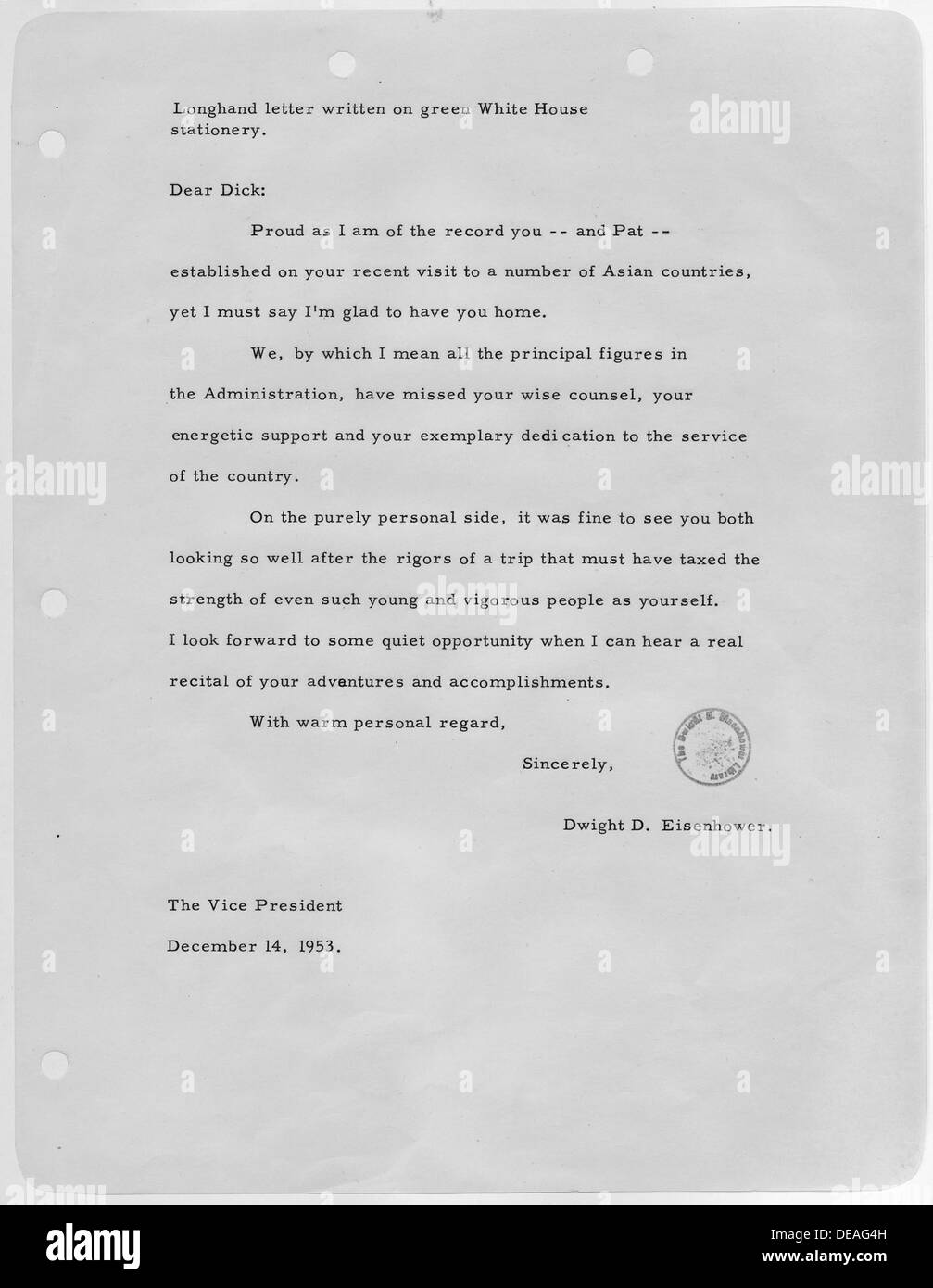 Une lettre du président américain Dwight D. Eisenhower à Richard M. Nixon, discutant de questions politiques pendant l'administration d'Eisenhower. La correspondance reflète la relation entre les deux hommes, Nixon étant vice-président d'Eisenhower. Banque D'Images