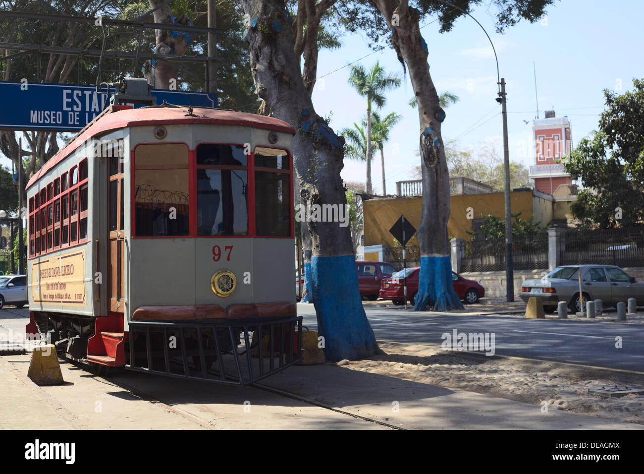 Ancien appelé tram Tranvia Electrico en face du Musée de l'électricité dans le district de Barranco, Lima, Pérou Banque D'Images