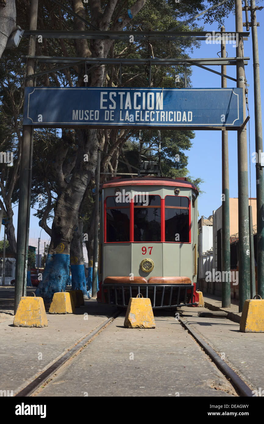 Ancien appelé tram Tranvia Electrico en face du Musée de l'électricité dans le district de Barranco, Lima, Pérou Banque D'Images