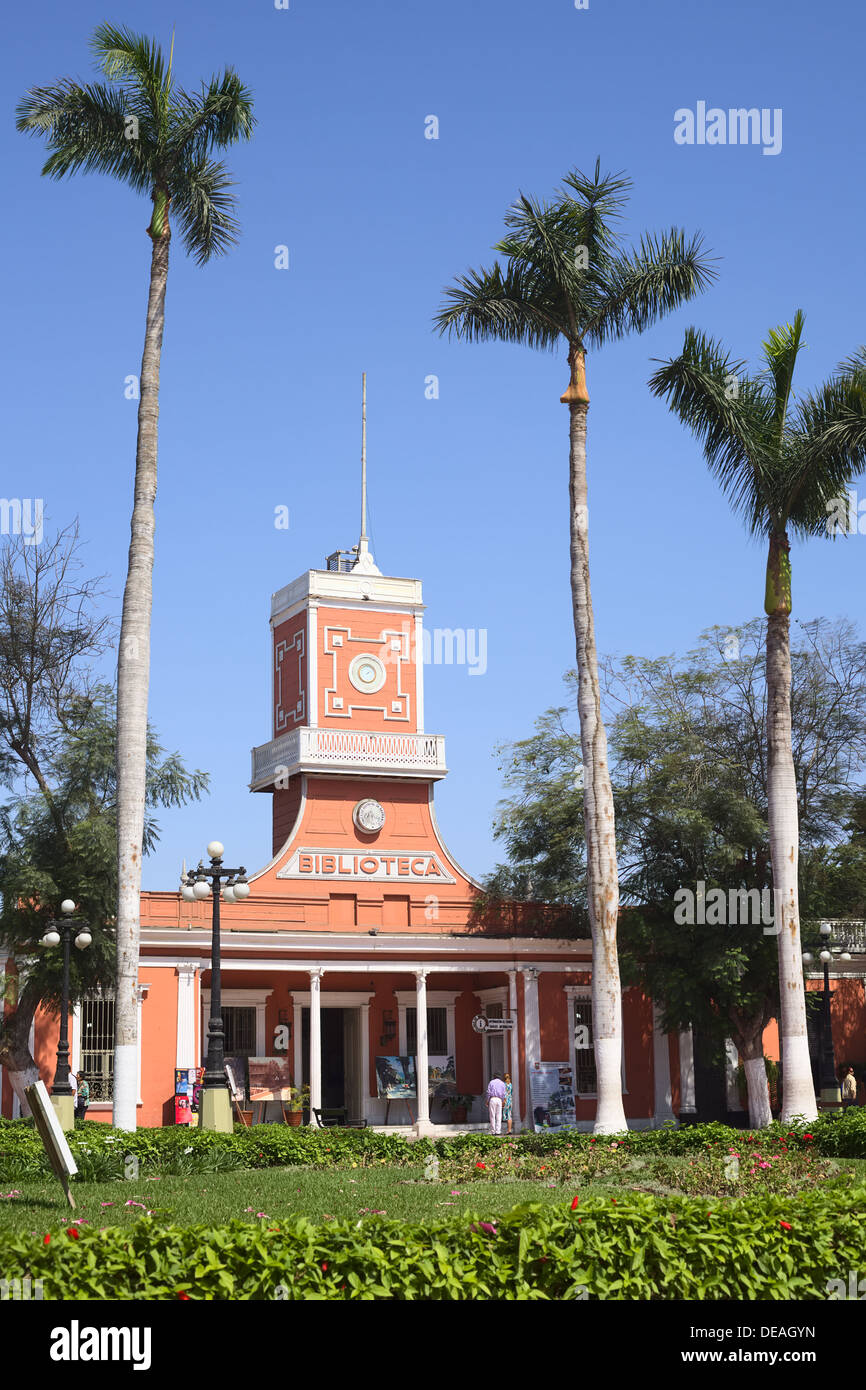 Le bâtiment Hemeroteca municipal dans le Parque Municipal de Barranco, à Lima, Pérou Banque D'Images