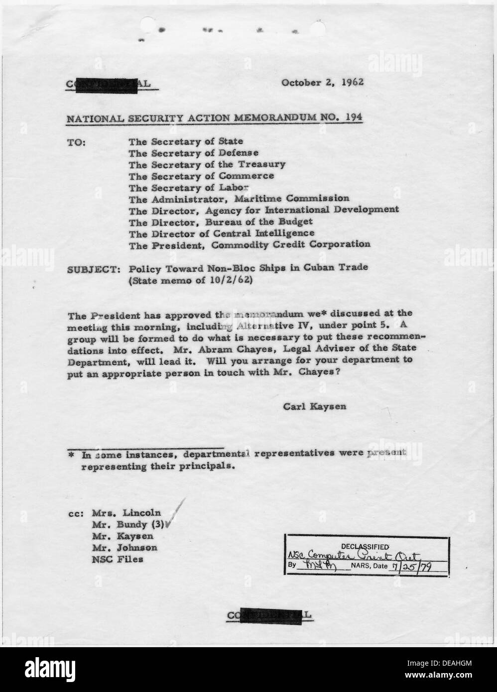 Ce document, intitulé National Security action Memorandum No. 194, décrit la politique américaine à l'égard des navires non bloquistes faisant du commerce avec Cuba pendant la guerre froide, reflétant le climat politique tendu du début des années 1960 Banque D'Images