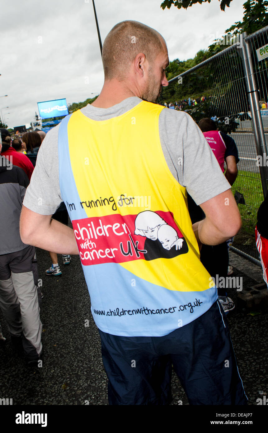 Newcastle-Upon-Tyne, Royaume-Uni. 15 septembre 2013. Glissières de prendre part à la 2013 Great North Run de Newcastle à South Shields. 55 000 coureurs ont pris part à la plus grande du monde de semi-marathon, qui a été remporté par Ethiopien Kenenisa Bekele, qui a battu de justesse Mo Farah. Crédit : Thomas Jackson/Alamy Live News Banque D'Images