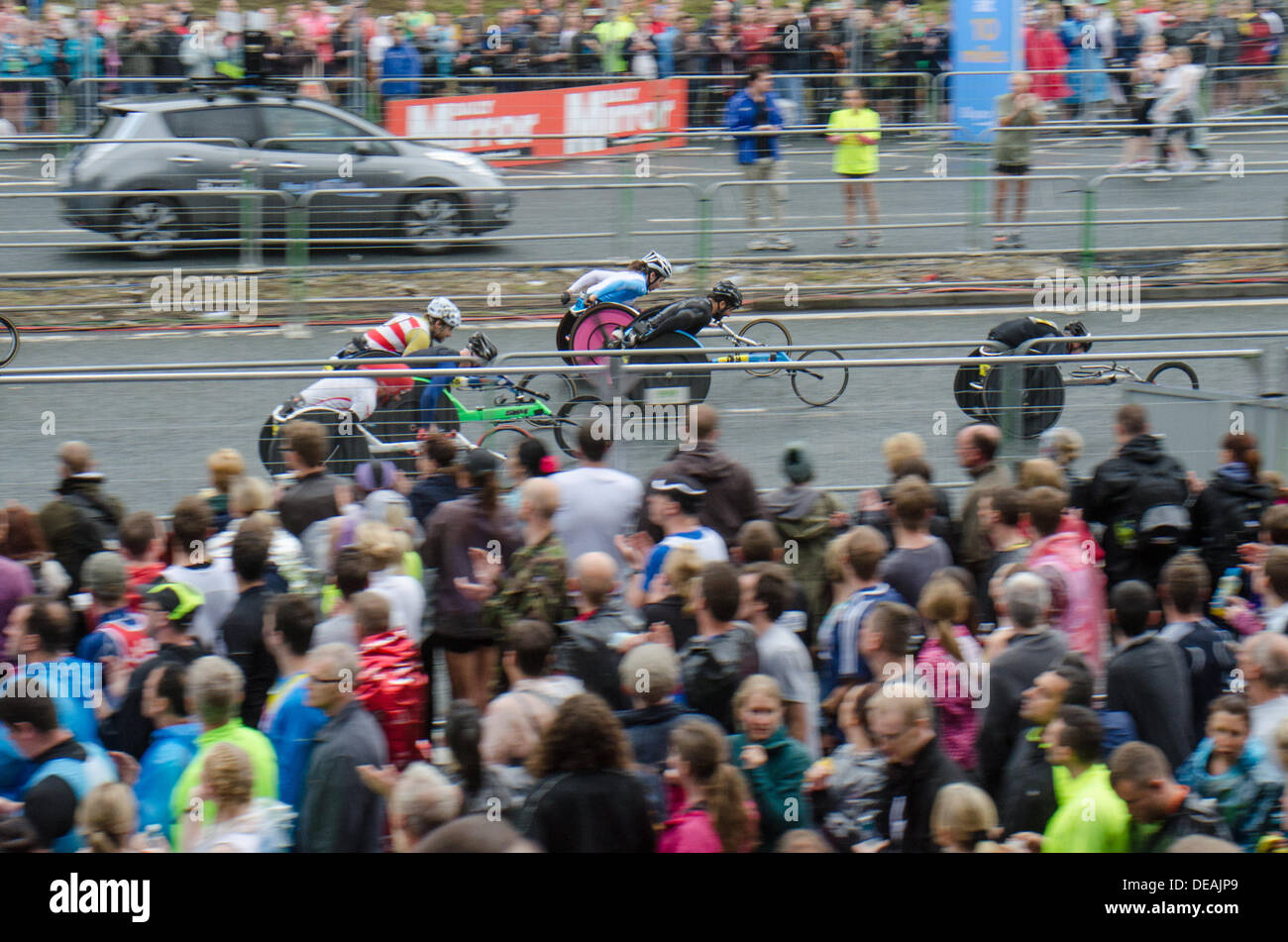 Newcastle-Upon-Tyne, Royaume-Uni. 15 septembre 2013. Glissières de prendre part à la 2013 Great North Run de Newcastle à South Shields. 55 000 coureurs ont pris part à la plus grande du monde de semi-marathon, qui a été remporté par Ethiopien Kenenisa Bekele, qui a battu de justesse Mo Farah. Crédit : Thomas Jackson/Alamy Live News Banque D'Images
