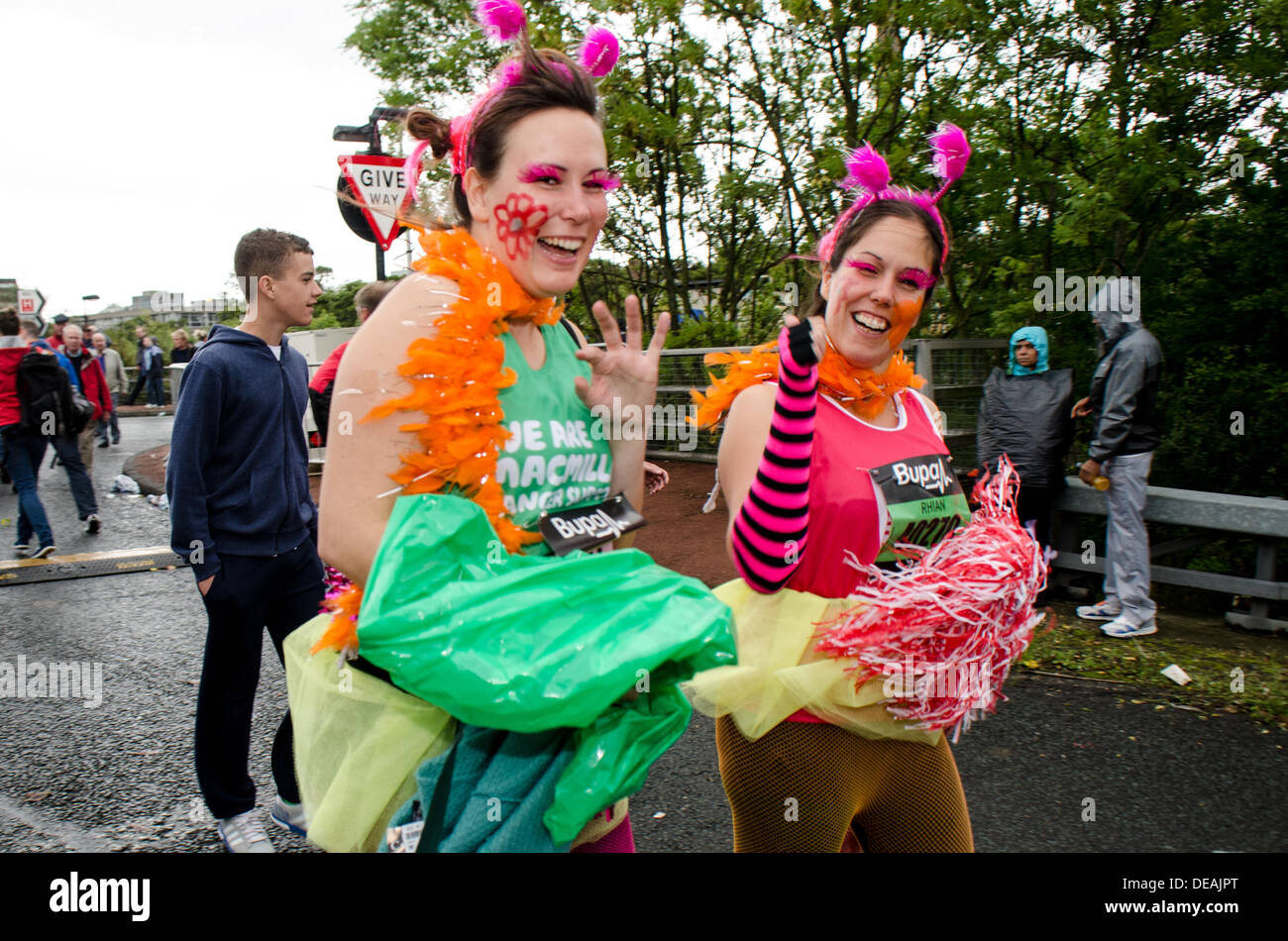 Newcastle-Upon-Tyne, Royaume-Uni. 15 septembre 2013. Glissières de prendre part à la 2013 Great North Run de Newcastle à South Shields. 55 000 coureurs ont pris part à la plus grande du monde de semi-marathon, qui a été remporté par Ethiopien Kenenisa Bekele, qui a battu de justesse Mo Farah. Crédit : Thomas Jackson/Alamy Live News Banque D'Images