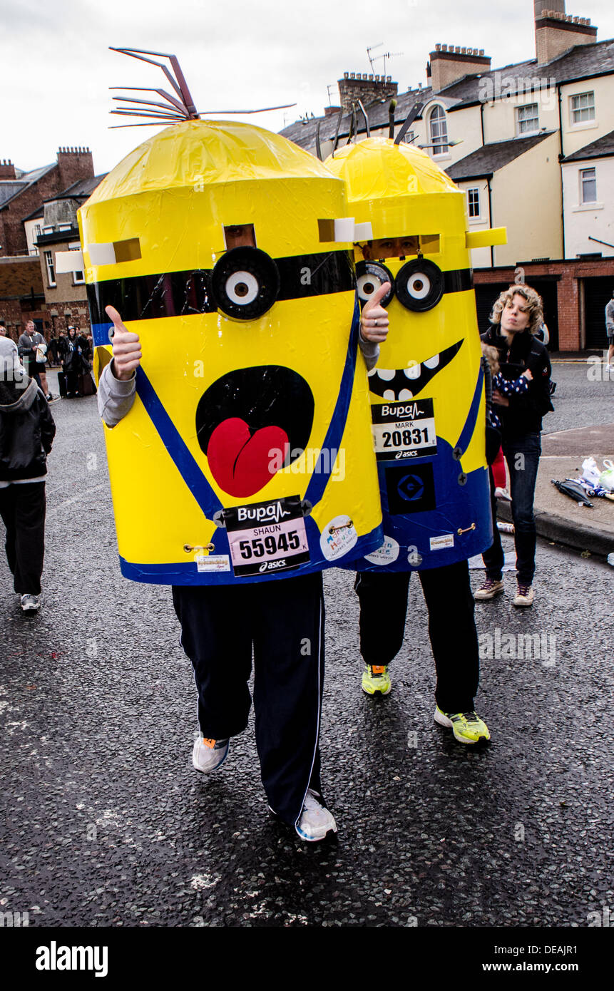 Newcastle-Upon-Tyne, Royaume-Uni. 15 septembre 2013. Glissières de prendre part à la 2013 Great North Run de Newcastle à South Shields. 55 000 coureurs ont pris part à la plus grande du monde de semi-marathon, qui a été remporté par Ethiopien Kenenisa Bekele, qui a battu de justesse Mo Farah. Crédit : Thomas Jackson/Alamy Live News Banque D'Images