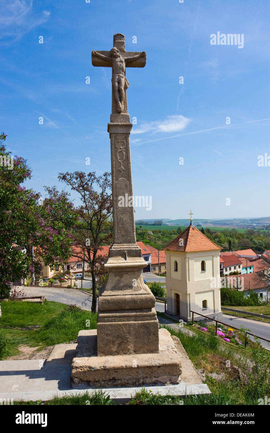 Croix, monument protégé, et la chapelle, Brno-Country Vinicne Sumice, district, région de la Moravie du Sud, République Tchèque, Europe Banque D'Images