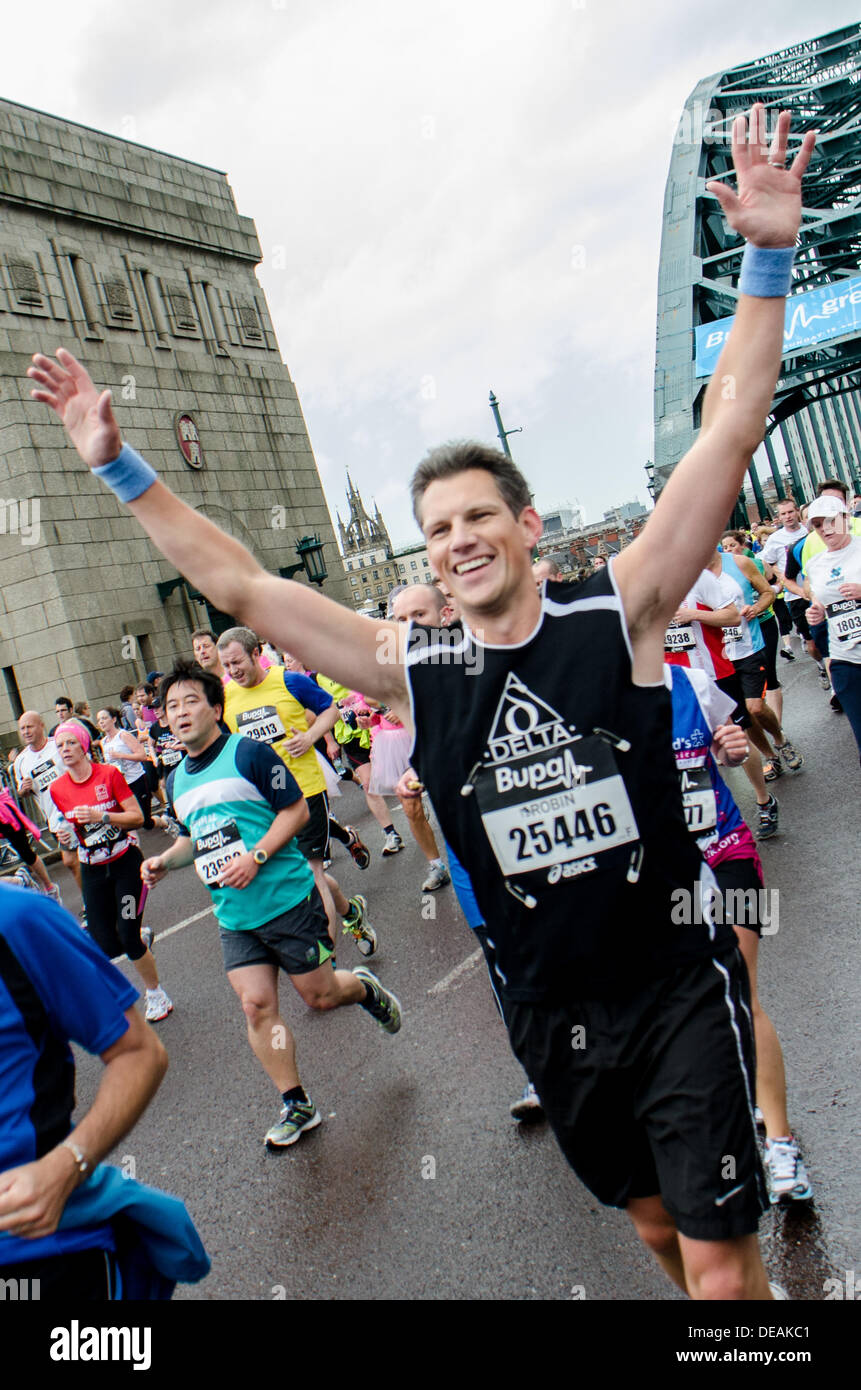 Newcastle-Upon-Tyne, Royaume-Uni. 15 septembre 2013. Glissières de prendre part à la 2013 Great North Run de Newcastle à South Shields. 55 000 coureurs ont pris part à la plus grande du monde de semi-marathon, qui a été remporté par Ethiopien Kenenisa Bekele, qui a battu de justesse Mo Farah. Crédit : Thomas Jackson/Alamy Live News Banque D'Images