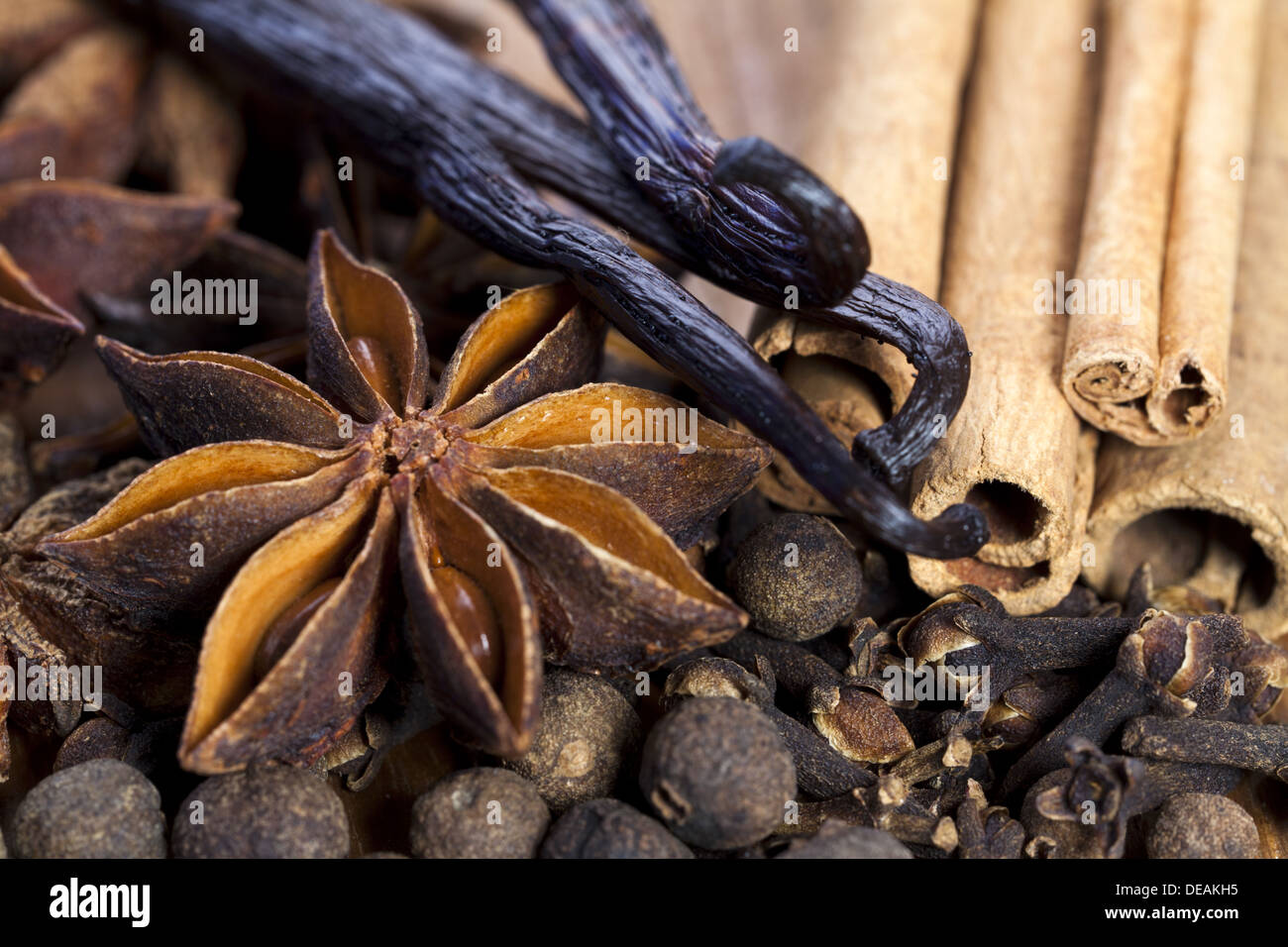 Assortiment d'épices de Noël sur planche de bois comme vue en gros Banque D'Images