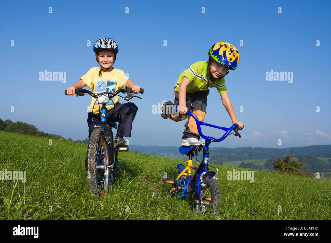 Les garçons, 6 et 4 ans, sur des vélos Banque D'Images