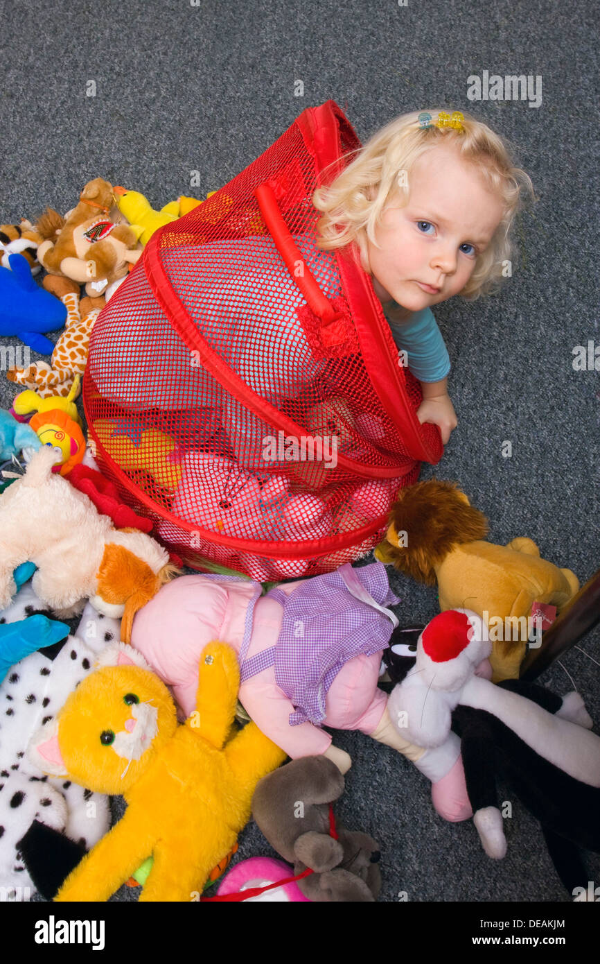 Petite fille, 3 ans, avec des jouets Photo Stock - Alamy