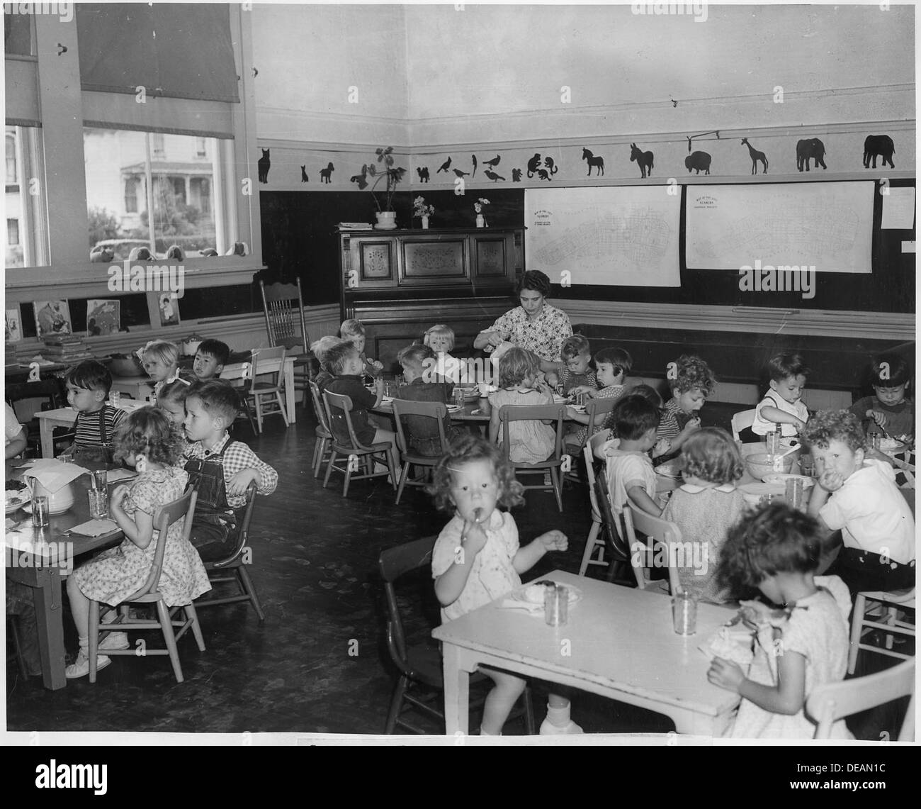 Une photographie du 8 mai 1940, à Alameda, en Californie, montrant des enfants déjeunant dans une école maternelle gratuite, soulignant les programmes d'éducation de la petite enfance et le rôle de ces écoles dans la communauté. Banque D'Images