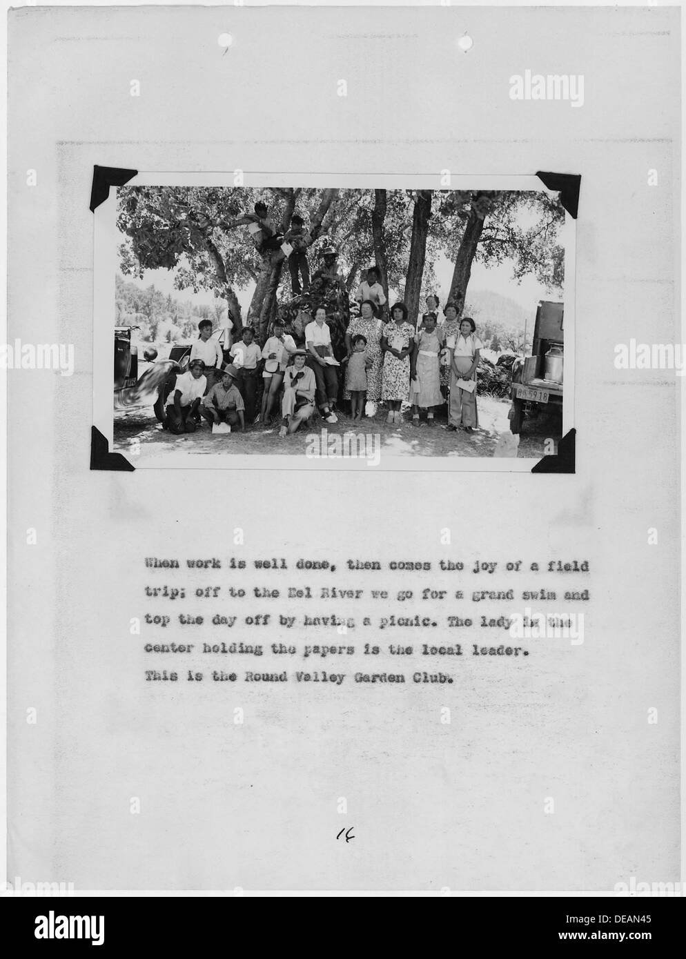 Une photographie montrant des membres du Round Valley Garden Club lors d'une sortie à la rivière Eel, présentée dans un rapport annuel d'extension. Banque D'Images