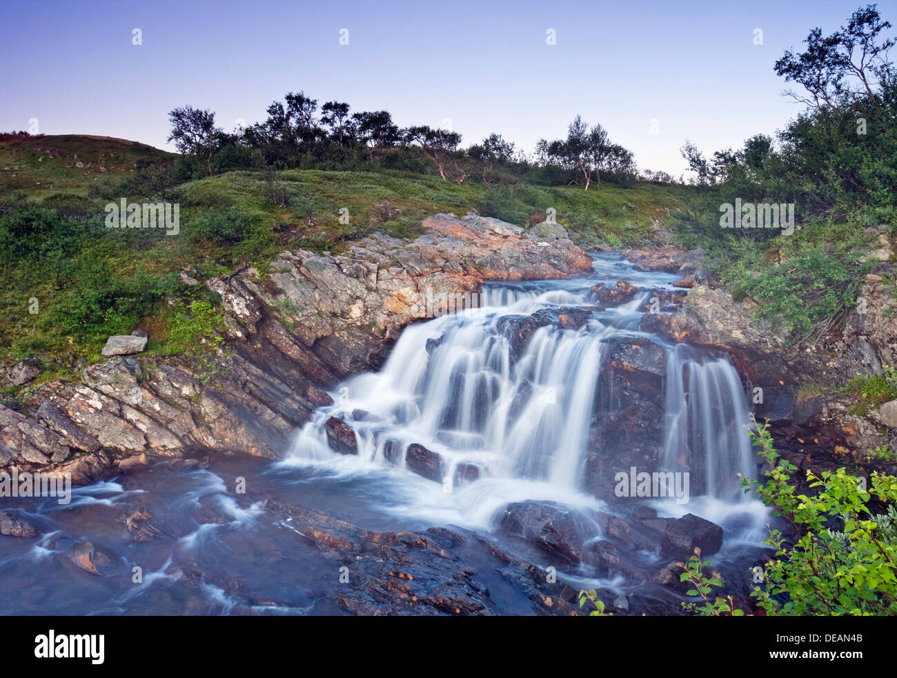 Dans Litlklepptjørna Litlklepptjoerna ou cascade lake, et Skarvan Roltdalen National Park, Skarvan og Roltdalen, Banque D'Images