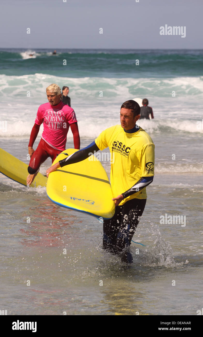 Sennen Cove Cornwall étudiant et enseignant à l'école d'entraînement de surf après une leçon de retour Banque D'Images