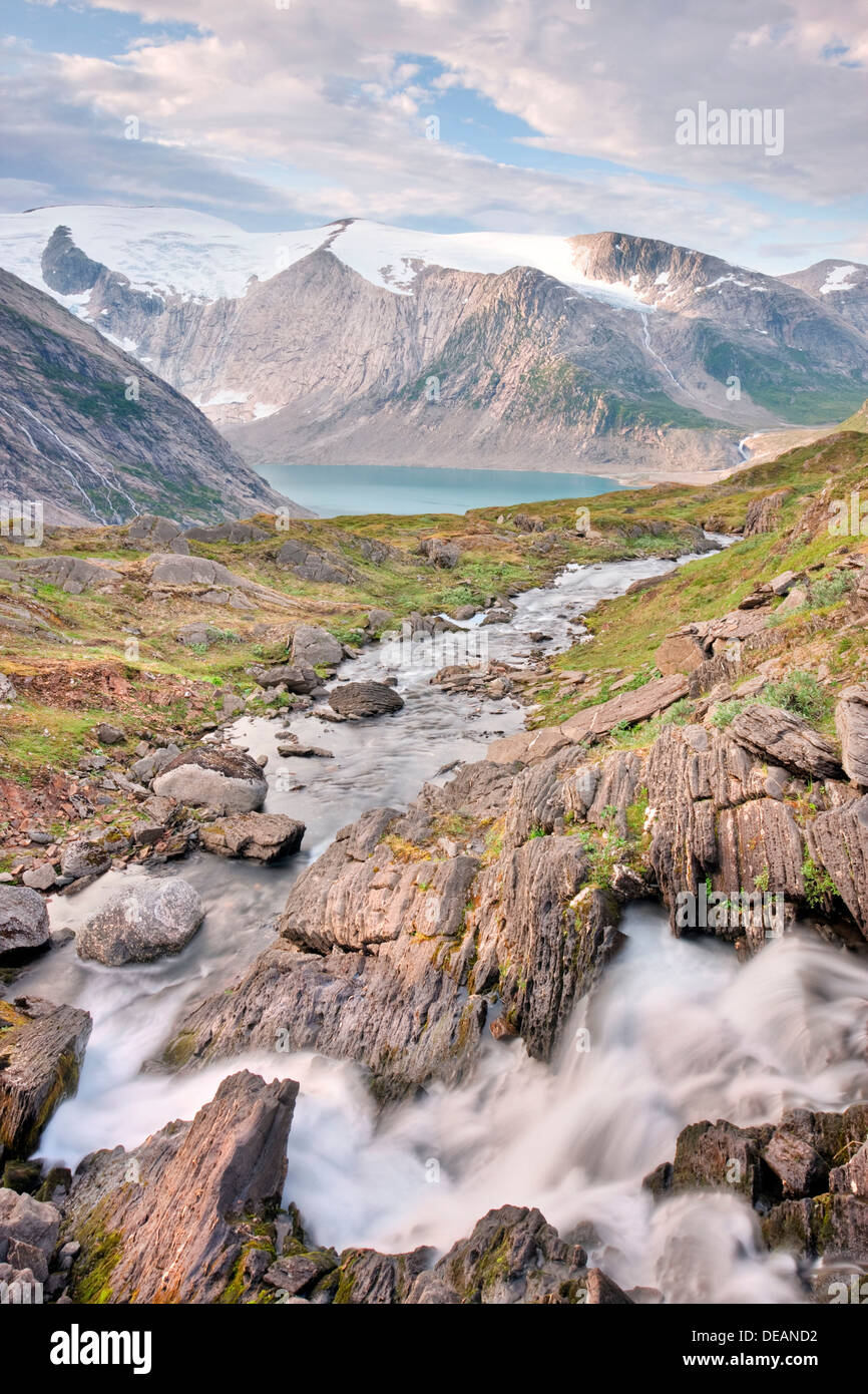 Rapids dans Snøtinden Glomdalen vallée avec Bjørnefossvatnet Bjornefossvatnet et pic, lac, National Saltfjellet-Svartisen Banque D'Images