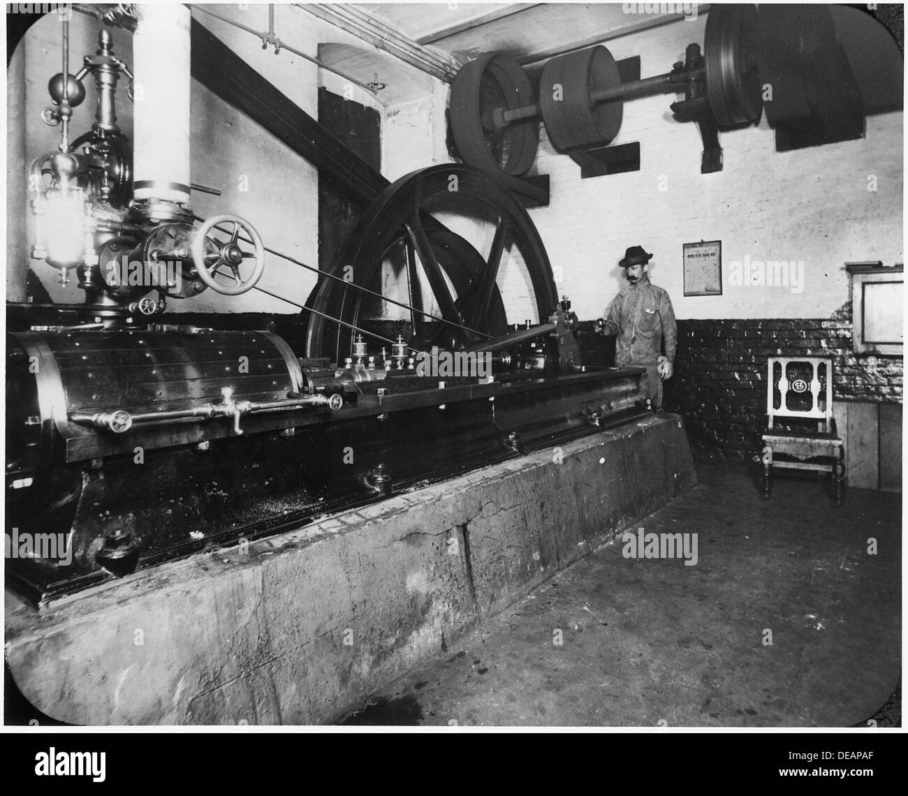 Photographie d'un employé de la monnaie de San Francisco à la machine à vapeur dans le sous-sol de la monnaie. 296562 Banque D'Images