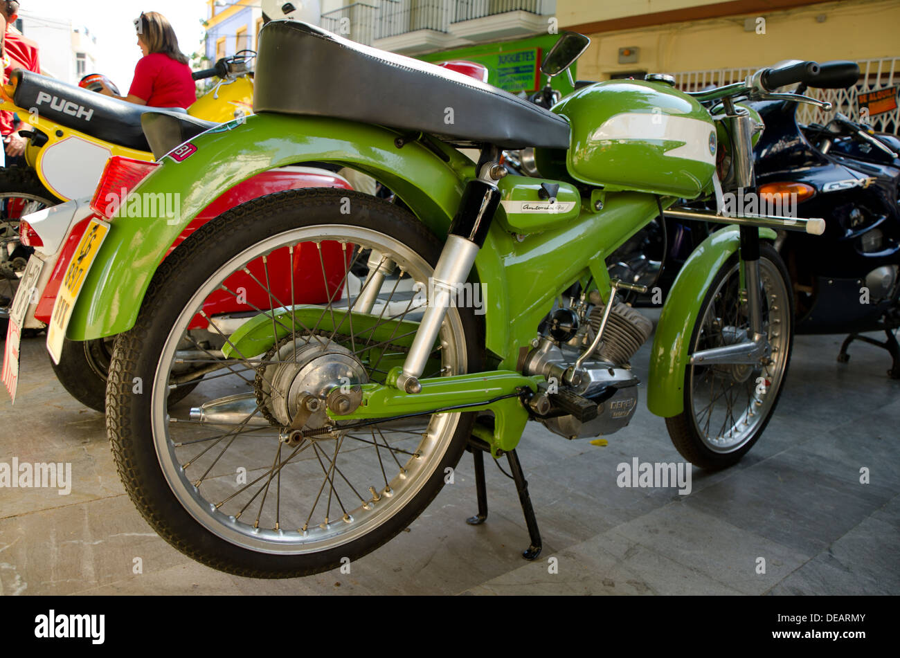 Antorcha Derbi 49cc moto classique sur l'affichage à une moto vintage réunion en coin, Andalousie, espagne. Banque D'Images