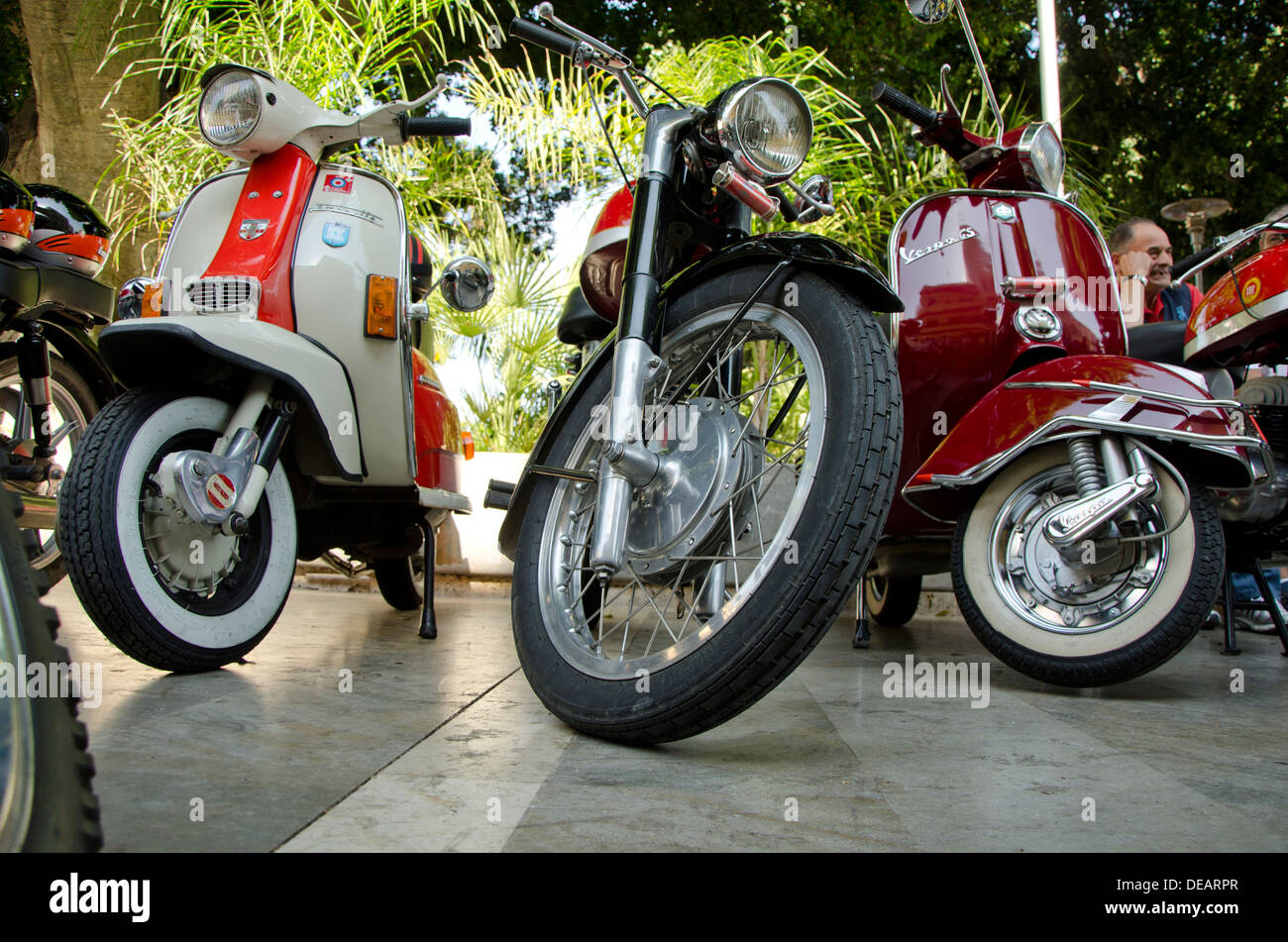 Route Ducati 250cc une Vespa GS et un Lambretta classic motorcycles lors d'une réunion à moto vintage Coin, Andalousie, espagne. Banque D'Images