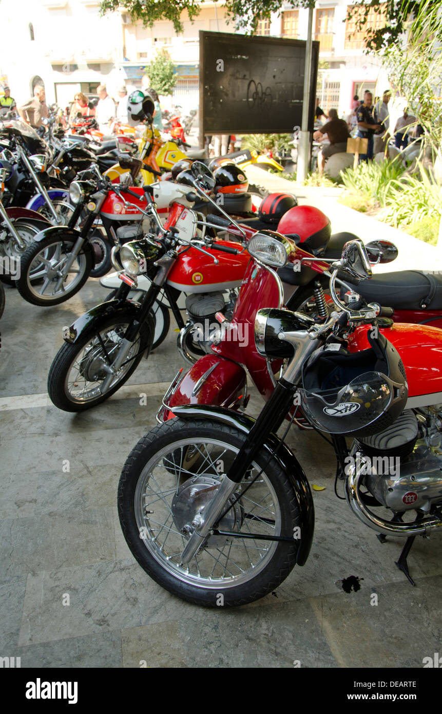 Rangée de moto classique sur l'affichage à une moto vintage réunion en coin, Andalousie, espagne. Banque D'Images