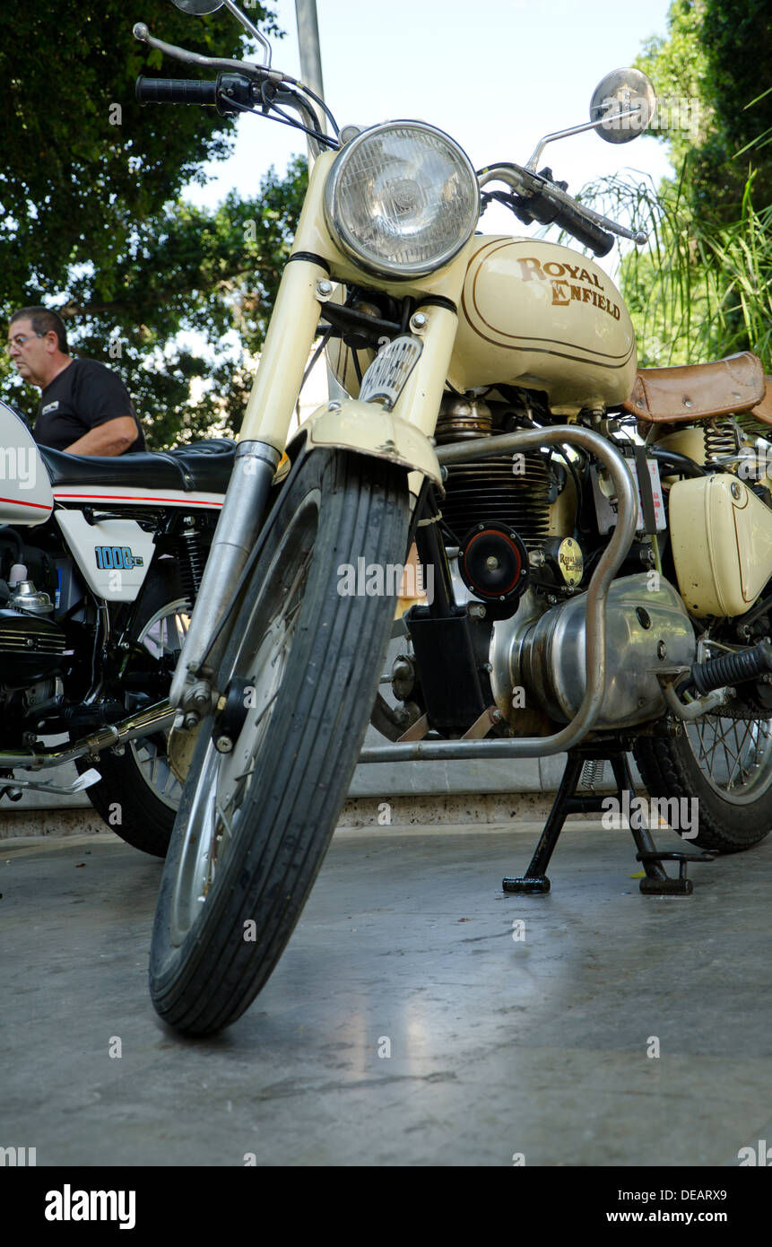 Royal Enfield Bullet moto classique sur l'affichage à une moto vintage réunion en coin, Andalousie, espagne. Banque D'Images