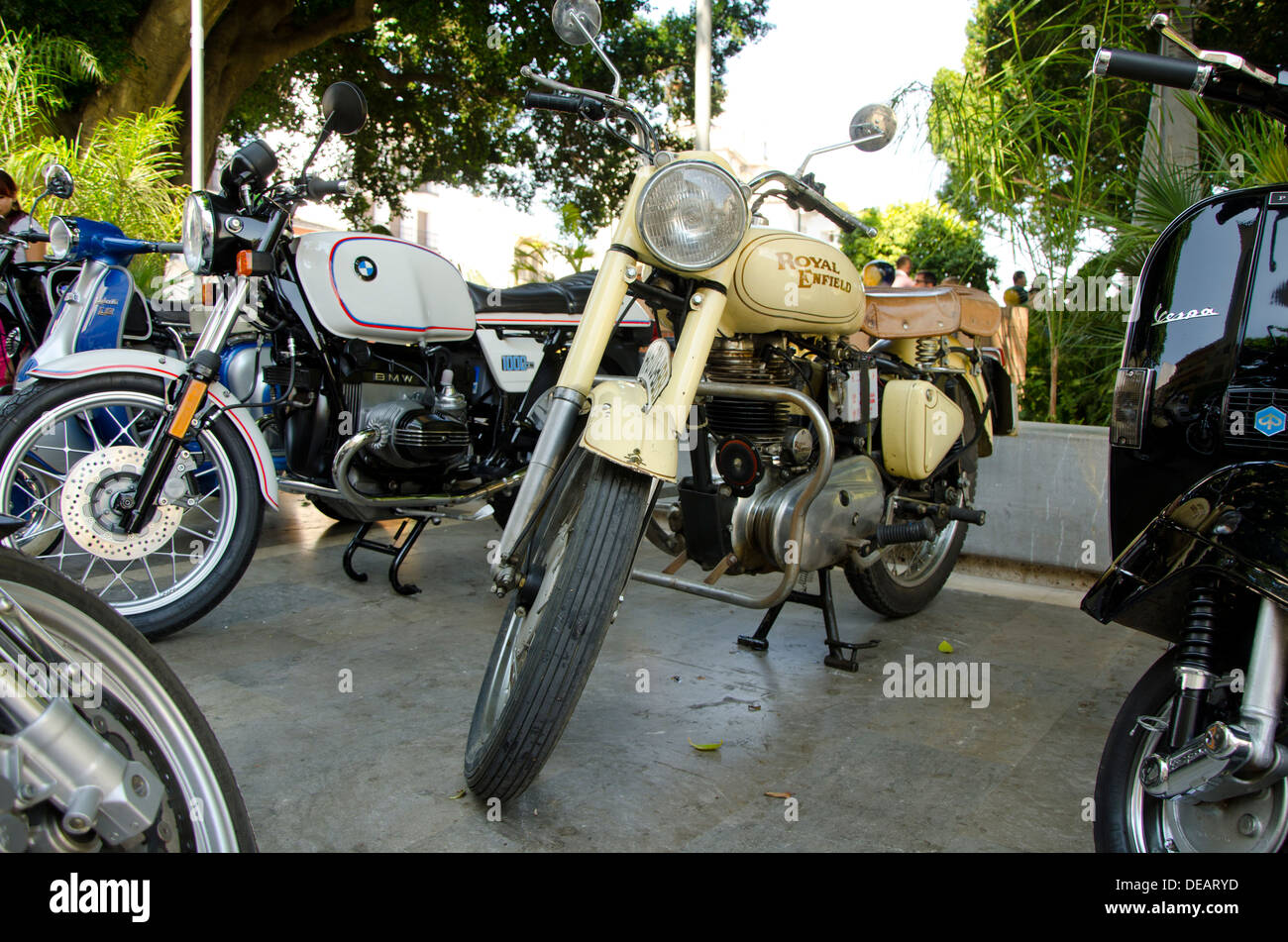Royal Enfield Bullet et BMW 1000cc classic motos sur l'affichage à une moto vintage réunion en coin, Andalousie, espagne. Banque D'Images