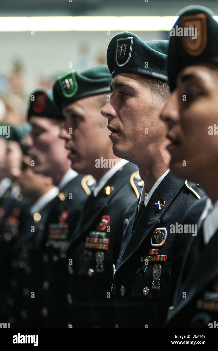 1 août 2013 - Raleigh, Caroline du Nord, États-Unis - Béret Vert de l'Armée américaine les soldats portent leurs bérets verts pour la première fois à la Cumberland County Coliseum de Fayetteville, Caroline du Nord au cours de l'US Army Special Forces Qualification en cérémonie de remise des diplômes, le 1 août 2013. Les soldats de la classe 277 ont subi près de deux années d'entraînement intense de devenir membres d'élite de l'Armée de la force de guerre non conventionnelle qui fonctionnera sur les équipes du détachement opérationnel partout dans le monde. (Crédit Image : © Timothy L. Hale/ZUMAPRESS.com) Banque D'Images