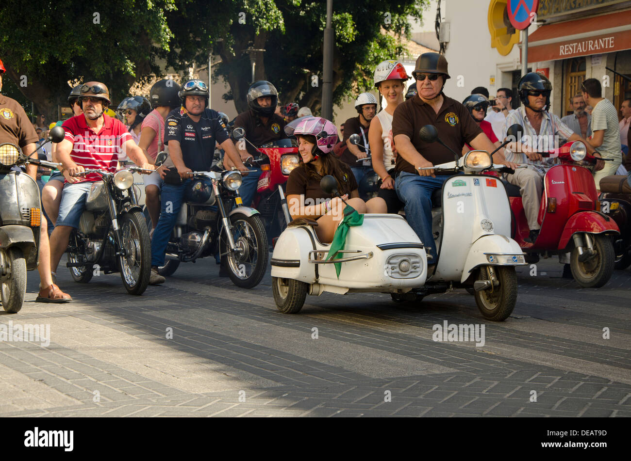 Groupe de motos classiques lors d'une réunion à moto vintage Coin, Andalousie, espagne. Banque D'Images