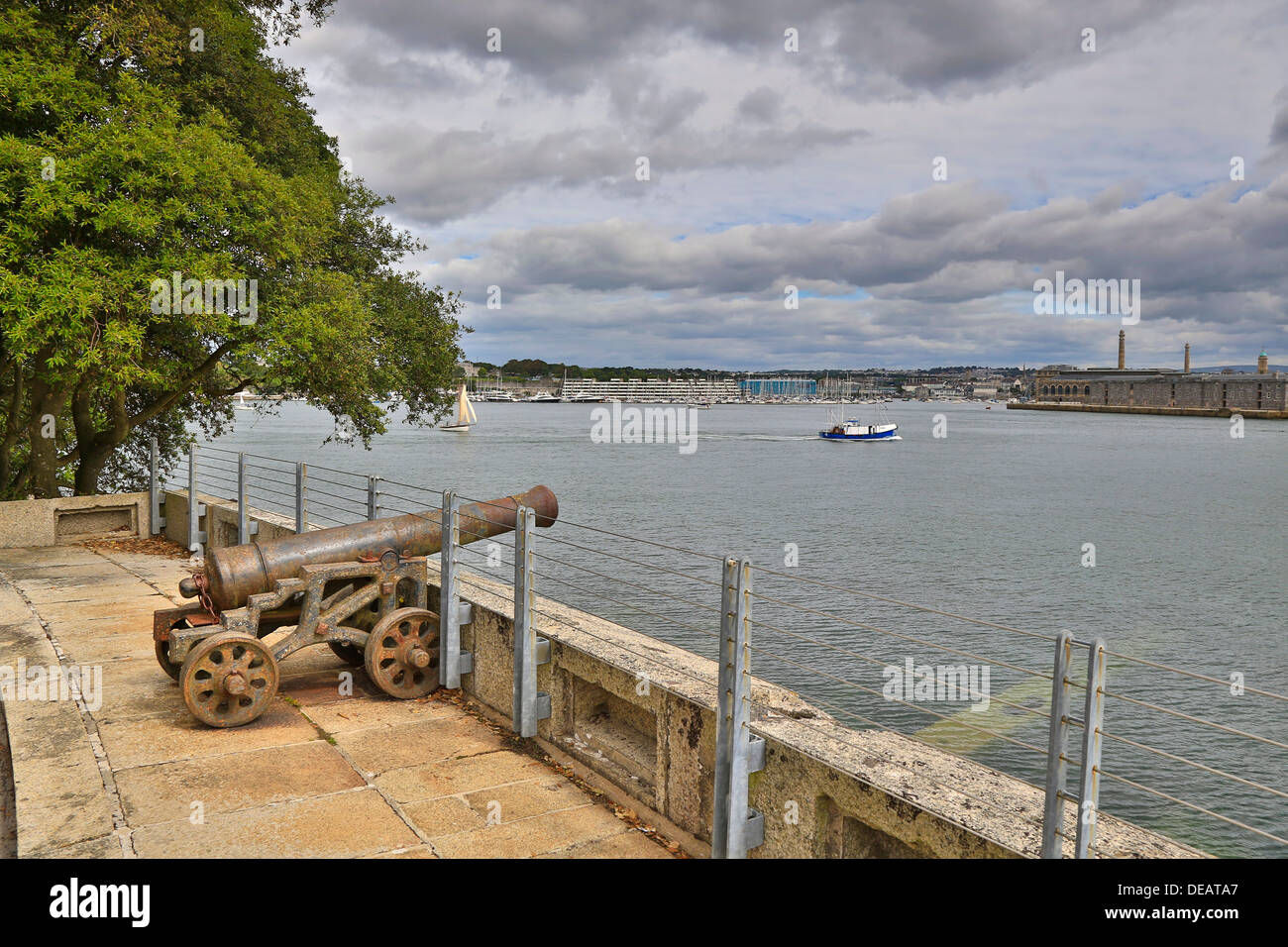 Mount Edgcumbe ; Canon ; Voyage Plymouth Sound, Cornwall, UK Banque D'Images