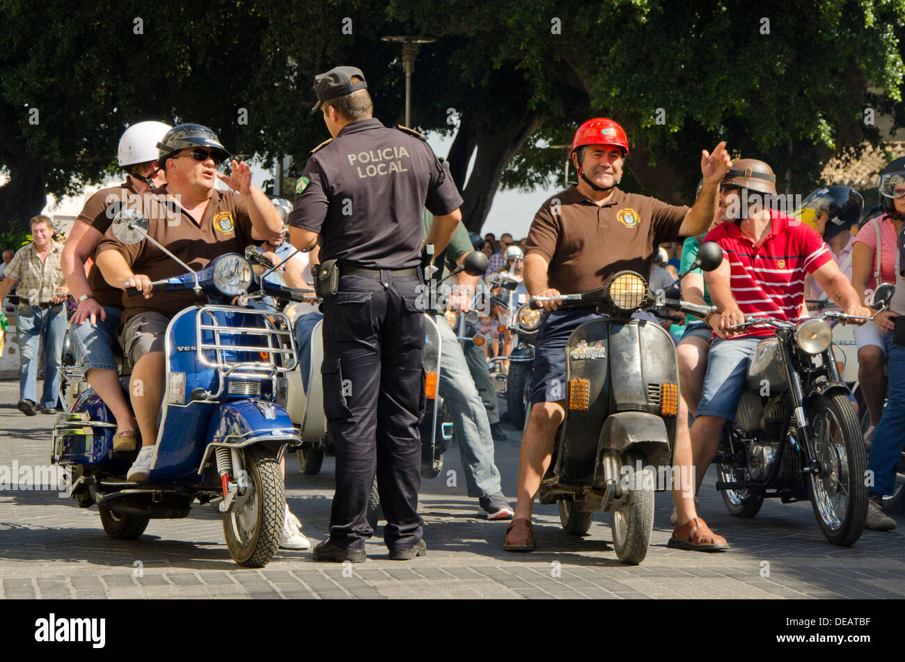 Groupe de motos classiques lors d'une réunion de motos vintage en Espagne avec la police locale en coin, Andalousie, espagne. Banque D'Images