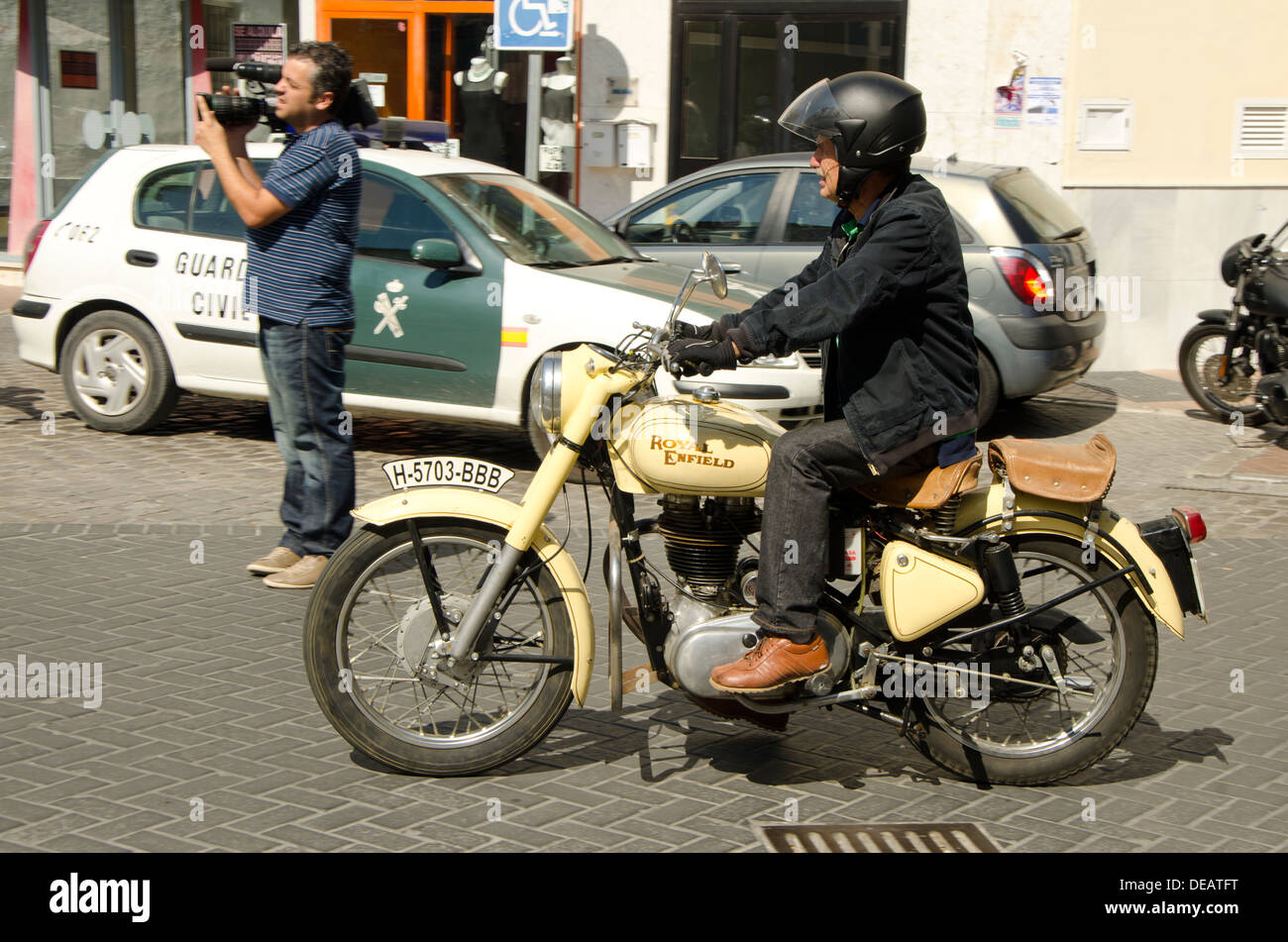 Homme conduisant une Royal Enfield Bullet classic motorcycles lors d'une réunion à moto vintage Coin Andalousie, espagne. Banque D'Images