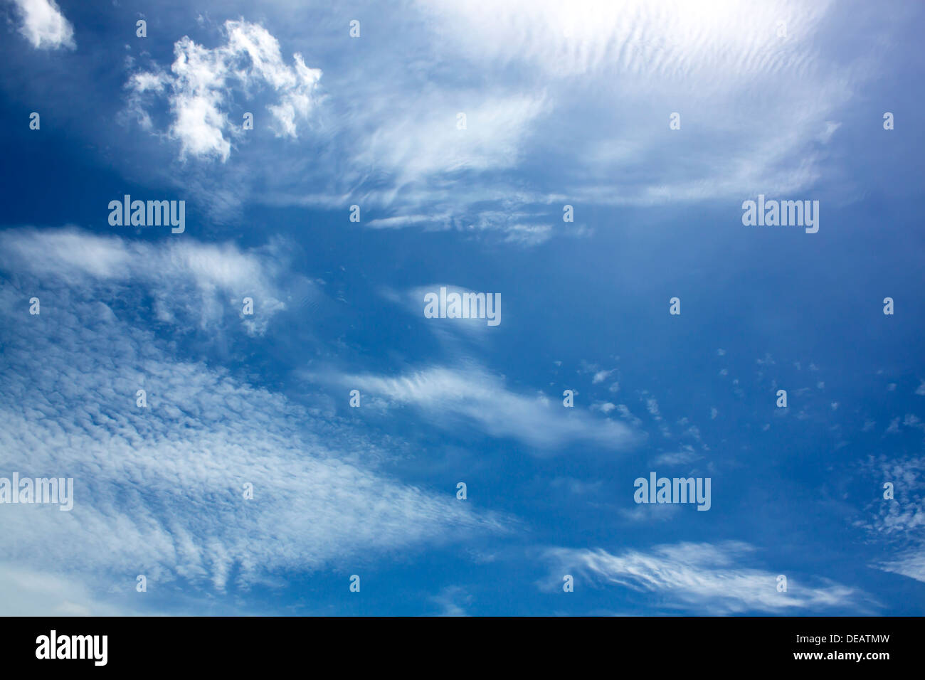 Ciel bleu nuage avec close up fond naturel. Banque D'Images