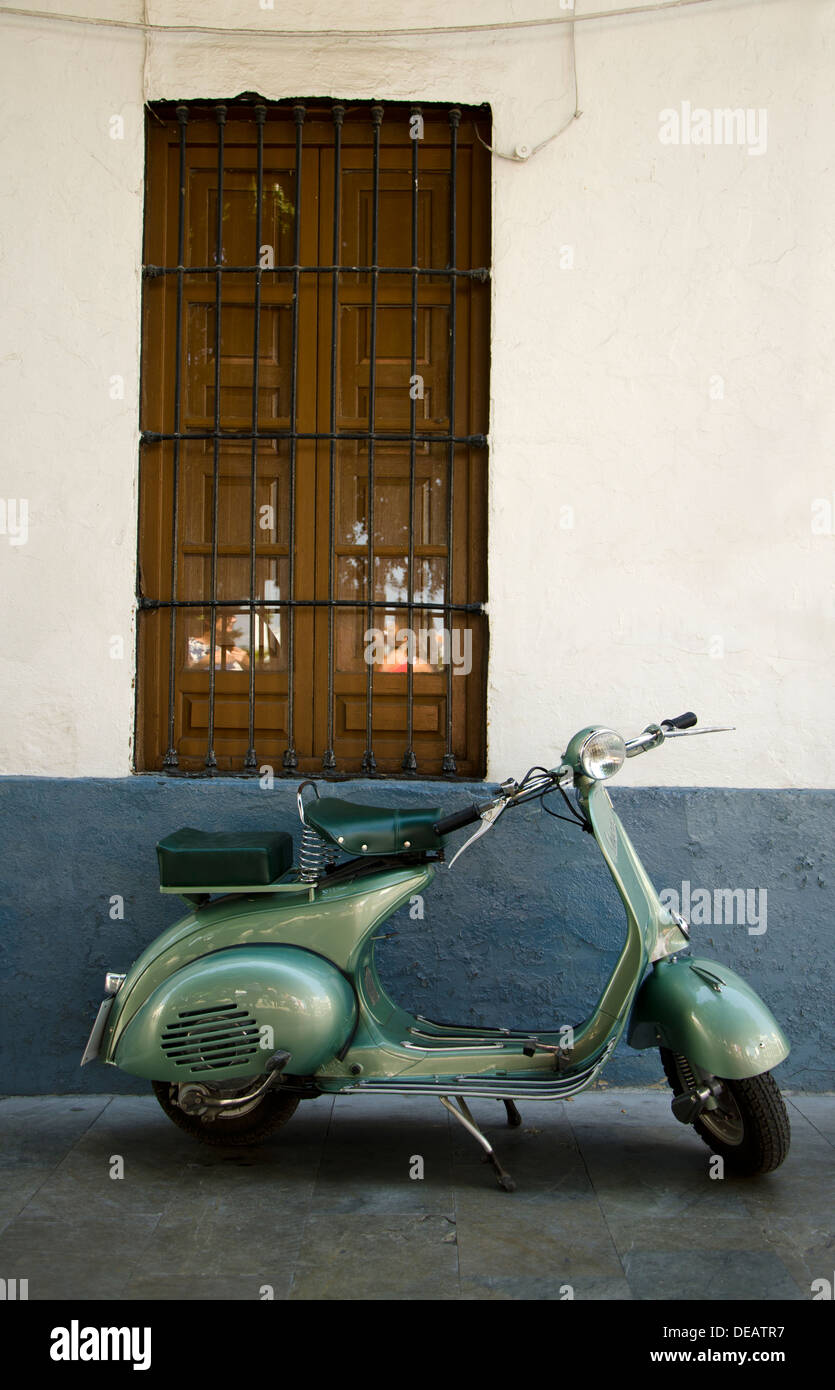 Vespa Piaggio 150 classic scooter 1962 stationné dans une rue de Coin Andalousie, espagne. Banque D'Images