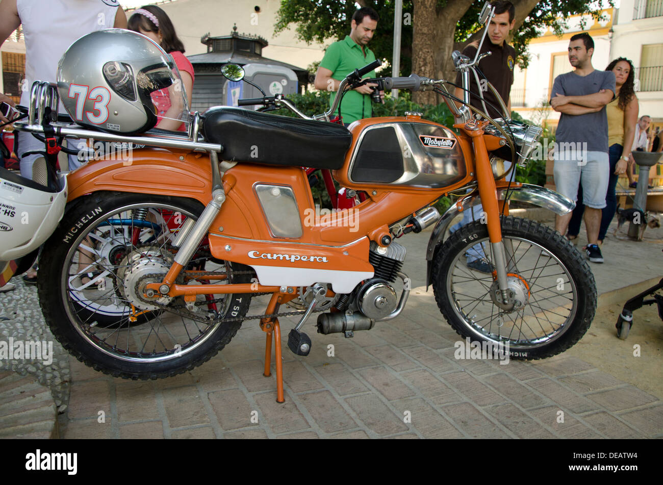 Mobylette campera sur l'affichage à une moto classique en Espagne Banque D'Images