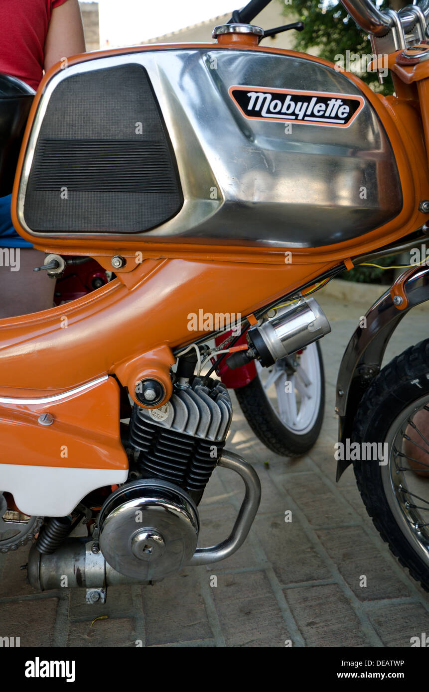 Mobylette de détail Campera bloc moteur sur l'affichage à une moto classique en Espagne Banque D'Images