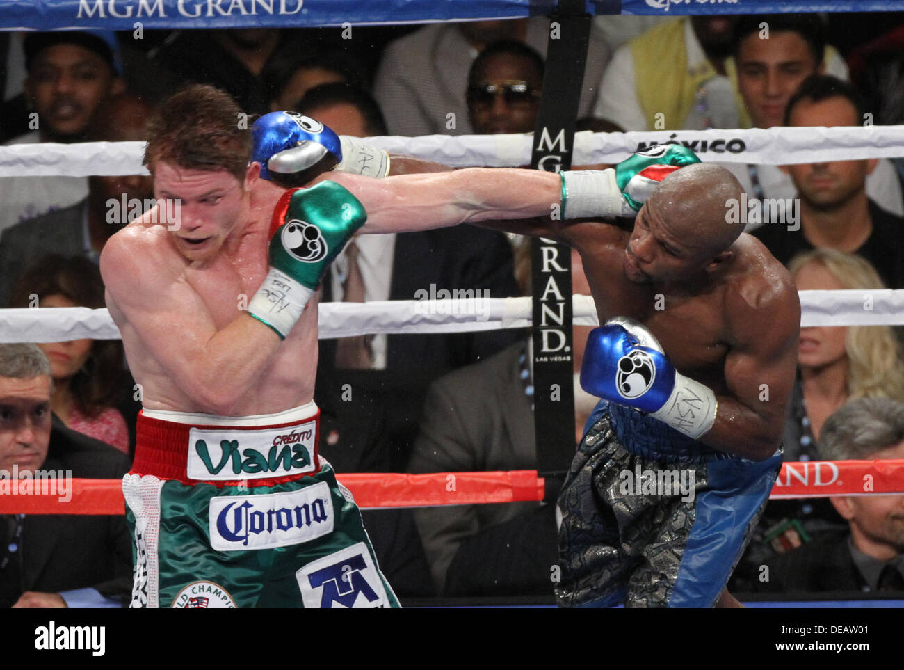 Las Vegas, Nevada, USA. 15e Août, 2013. 'Argent' Floyd Mayweather JR. (Noir et bleu) trunks prend SAUL 'CANELO ALVAREZ' (rouge, blanc et vert les lignes) pour se battre pour le Championnat du Monde Super super-légers le samedi soir au MGM Grand Garden Arena de Las Vegas. Mayweather a remporté le titre par décision majoritaire. Credit : Craig Durling/ZUMAPRESS.com/Alamy Live News Banque D'Images